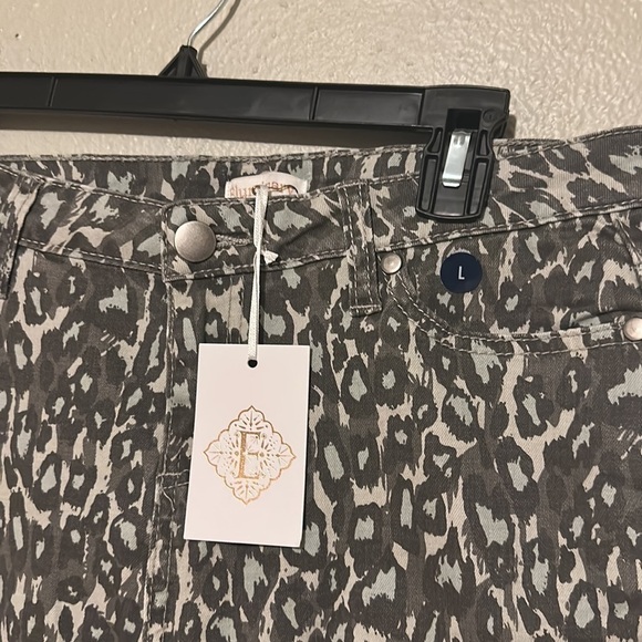 Stop Me If You Can Distressed Ankle - Picture 6 of 8